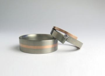 dTitanium/rood gouden trouwringen 1 titanium_roodgoud_ringen.jpg
