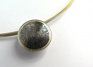 Hanger met vingerafdruk ashanger_van_staal_en_goud.jpg