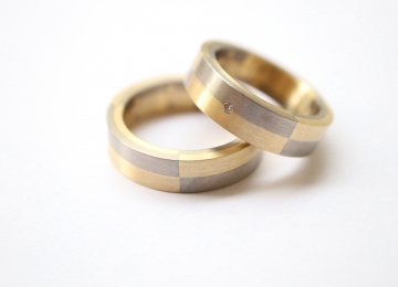 ATitanium geelgoud ringen titanium_goudring_klok.jpg