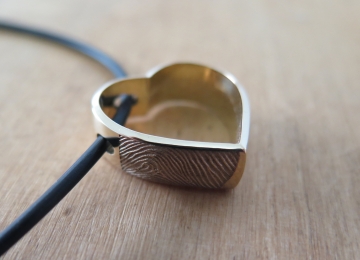 Veranderde trouwring met vingerafdruk hanger_met_vingerafdruk.jpg