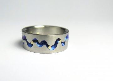 Atitanium ring met gouden stippen titanium_ring_met_gouden_stippen.jpg