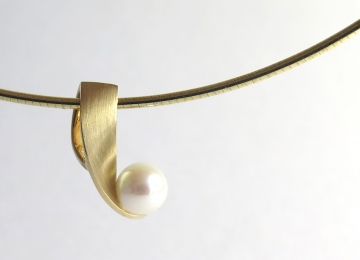 Geel gouden hanger met parel Vincent_van_Hees_hanger.jpg
