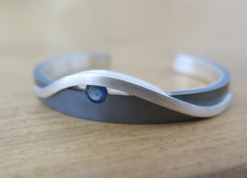Zilveren klemarmband zilveren_armband_met_saffier.jpg