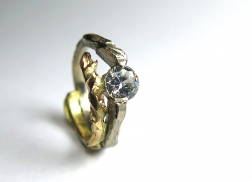Organische ring met witte Saffier organische_ring_met_wiite_saffier.jpg