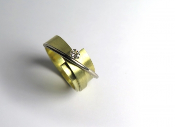 Geel/wit gouden ring met Diamant 5 brede_gouden_ring.jpg