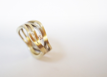 Gouden golven ring met Diamant slingerring_bicolor_goud_met_010_005_en_003_diamant.jpg